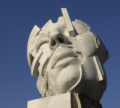 Aufnahme einer der Masken aus Carrara-Marmor vor dem Pfalztheater