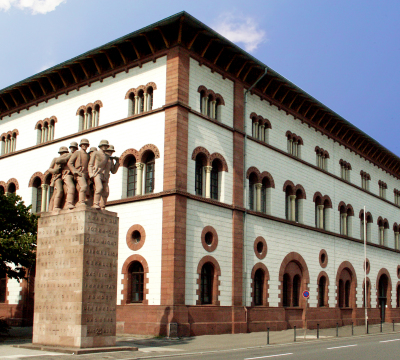 Aufnahme des 23er Denkmals und der Fruchthalle im Hintergrund