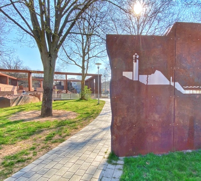 Im Vordergrund sieht man die Nachbildung der Stapf'schen Festungsbauten und im Hintergrund die Stampfbetonkonstruktion als Anspielung auf die Kaiserpfalz.