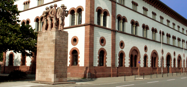 Aufnahme des 23er Denkmals und der Fruchthalle im Hintergrund