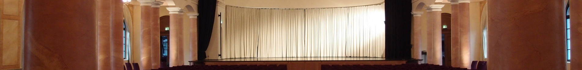 Blick auf die Bühne des Großen Saals der Fruchthalle.