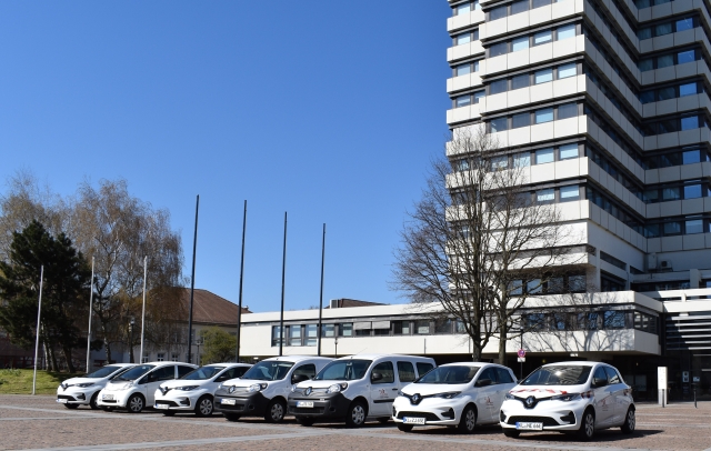sieben der insgesamt neun Elektrofahrzeuge der Stadtverwaltung Kaiserslautern © Stadt Kaiserslautern