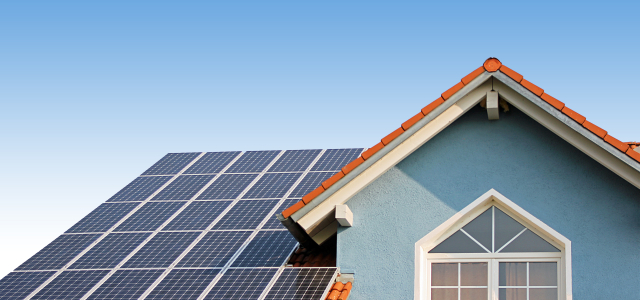 © AdobeStock Haus mit Photovoltaik-Modulen