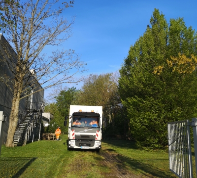 Anlieferung eines Hochbeets an die Grundschule auf dem Fischerrück durch die Stadtbildpflege Kaiserslautern.