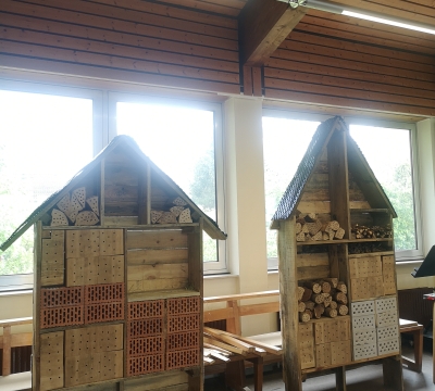 Die im Rahmen der 72-Stunden-Sktion gebauten Insektenhotels für den Hauptfriedhof Kaiserslautern kurz vor Fertigstellung im Pfarrheim St. Konrad.