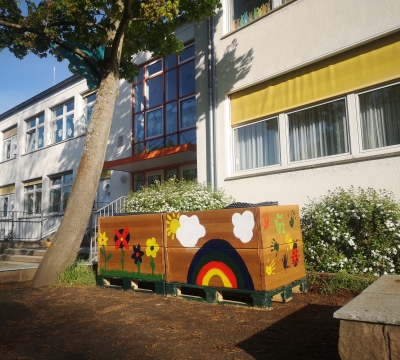 Zwei der im Rahmen der 72-Stunden-Aktion gebauten Hochbeete vor der Geschwister-Scholl Grundschule.