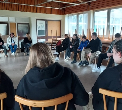 Frau Jung (Klimaanpassungsmanagerin), Herr Prottung (Referatleiter) und dessen Mitarbeiter Herr Schaan im Kreise der Projektgruppe "Minis Heilig Geist" im Pfarrheim von St. Konrad für einen Input zu den Projekten im Rahmen der 72-Stunden-Aktion.