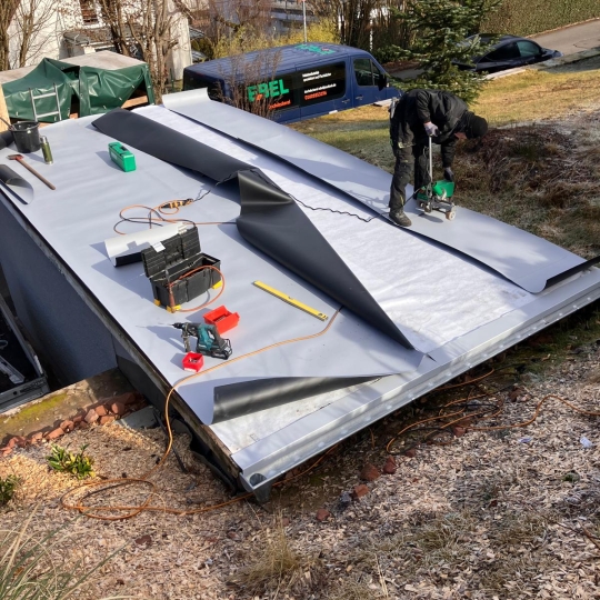 Herstellung des Daches zum Aufbau eines Gründaches.