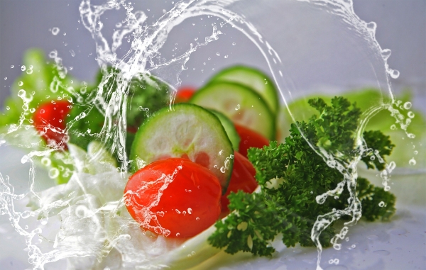 Gurke, Tomate und Salat mit Wasser.