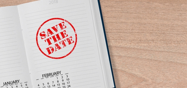 Taschenkalender auf Holztisch mit der Notiz 