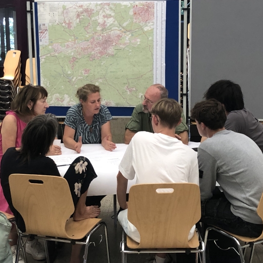 Menschen am Tisch diskutieren