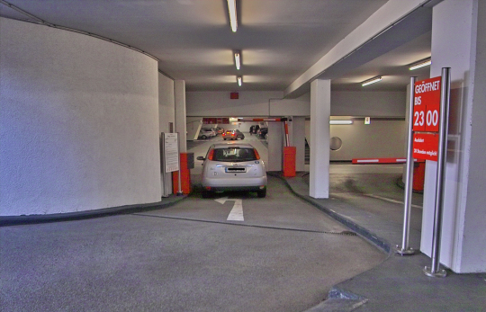 Wartender Autofahrer am Eingang der Stiftsplatz Tiefgarage. © Stadt Kaiserslautern