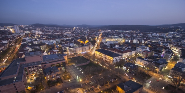 Nächtliche Stadtansicht mit Verkehr
