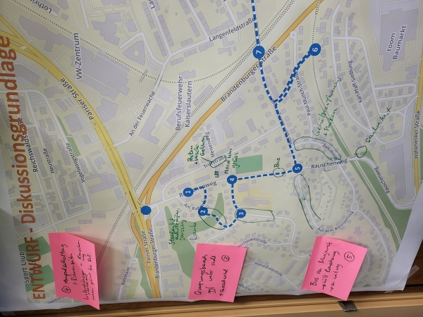 Der Plan weist Klebezettel mit Anmerkungen zum Fußgängerverkehr auf.