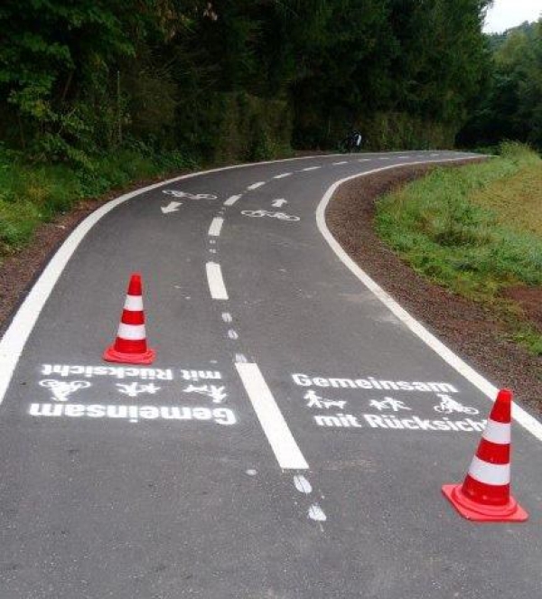 Bachbahnradweg, Piktogramm auf der Straße