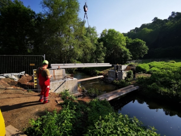 Bauarbeiter bei Arbeiten für die neue Brücke über die Lauter.