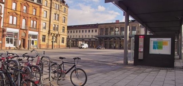 © Stadt Kaiserslautern Gebäude Hauptbahnhof mit Fahrrädern im Vordergrund
