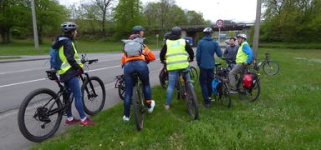 Das Bild zeigt Menschen auf dem Fahrrad, die angehalten haben und etwas miteinander besprechen.