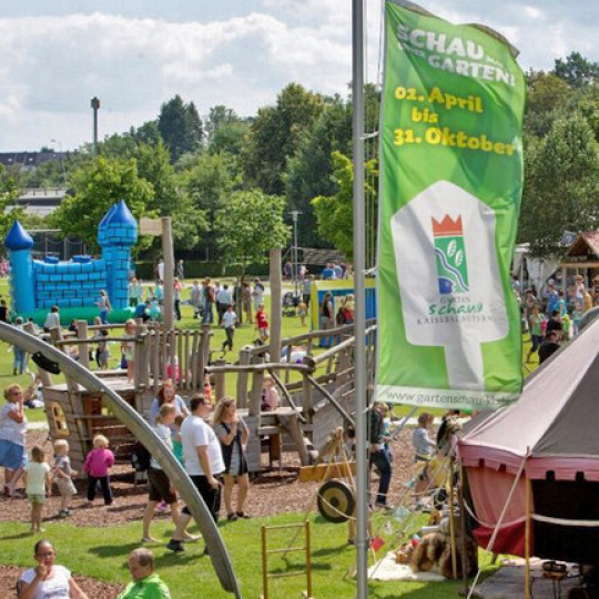Zwischen Hüpfburg und Zirkuszelt herrscht reges Treiben von Kindern und Erwachsenen auf dem Gartenschaugelände