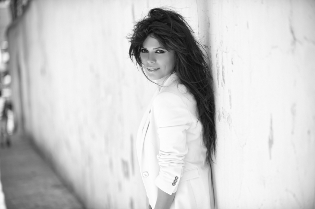 Sängerin Yasmin Levysteht vor einer Wand und schaut seitlich in die Kamera. © Ali Taskiran